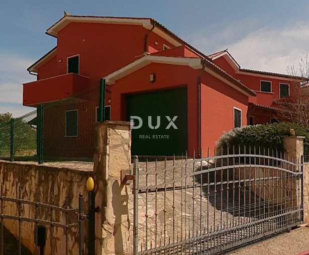 ISTRA, BANJOLE (Volme) - Samo v naši ponudbi je družinska vila z garažami in tremi apartmaji!