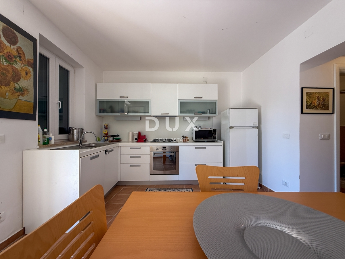 ISTRA, BANJOLE (Volme) - Samo v naši ponudbi je družinska vila z garažami in tremi apartmaji!