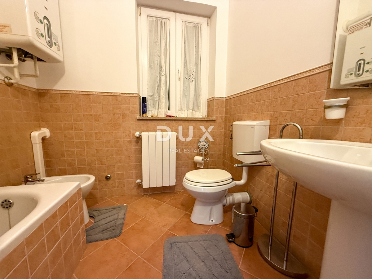 ISTRA, BANJOLE (Volme) - Samo v naši ponudbi je družinska vila z garažami in tremi apartmaji!