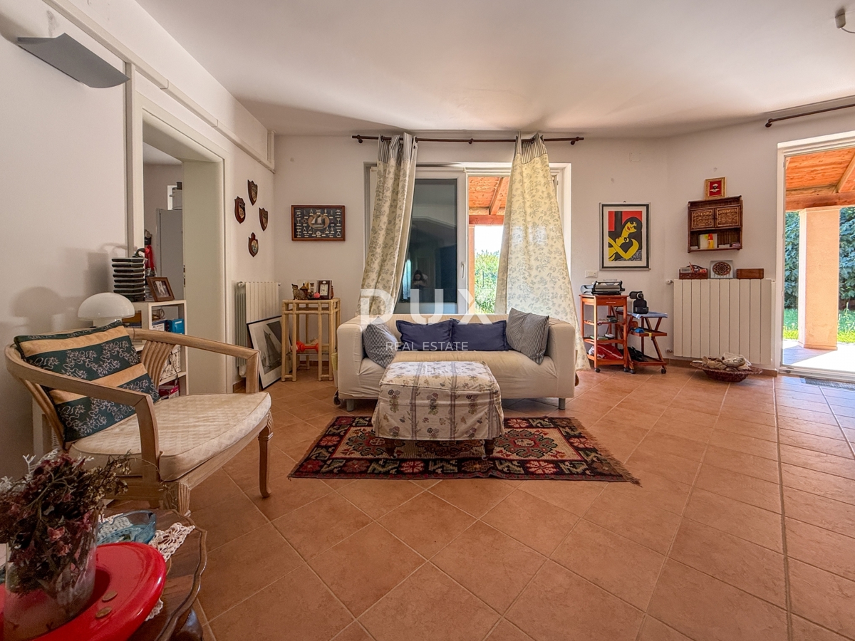 ISTRA, BANJOLE (Volme) - Samo v naši ponudbi je družinska vila z garažami in tremi apartmaji!