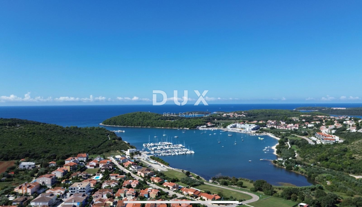 ISTRA, BANJOLE (Volme) - Samo v naši ponudbi je družinska vila z garažami in tremi apartmaji!