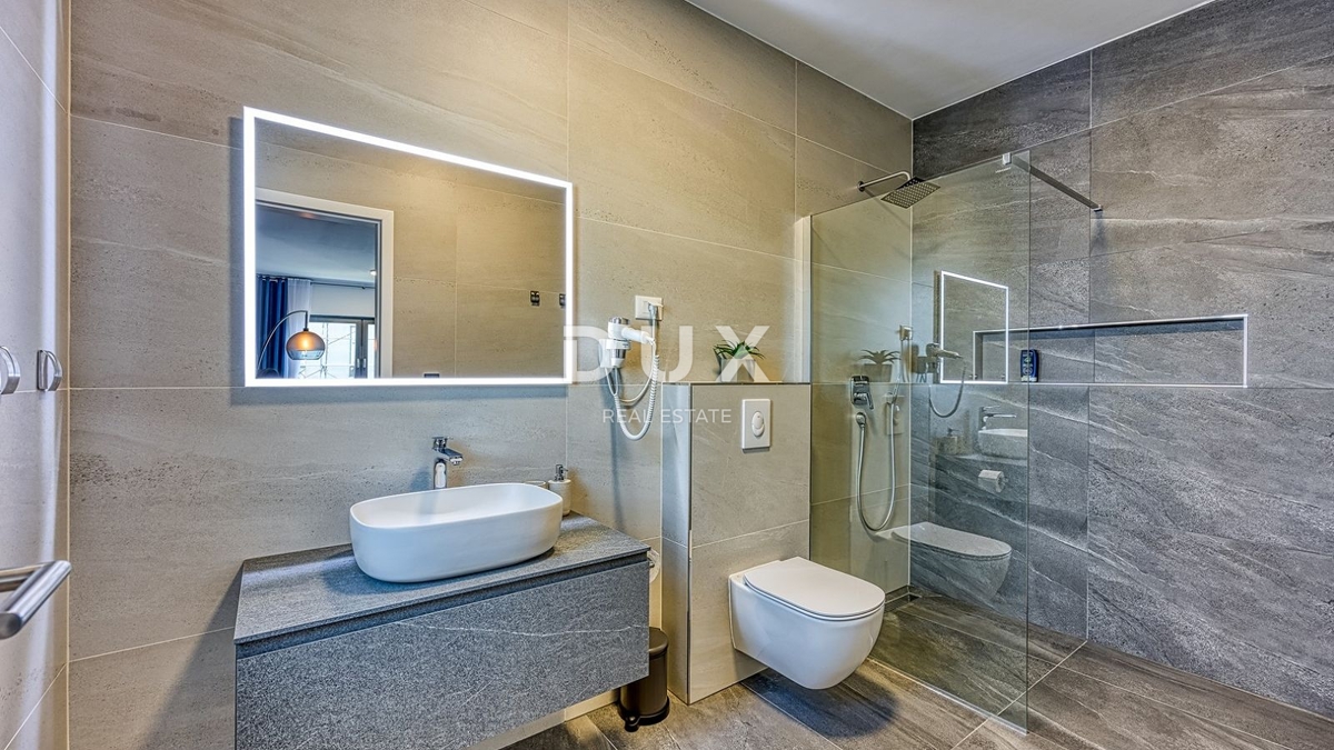 ISTRA, POREČ - Luksuzna polpritlična hiša z bazenom, savno in jacuzzijem, 260m2
