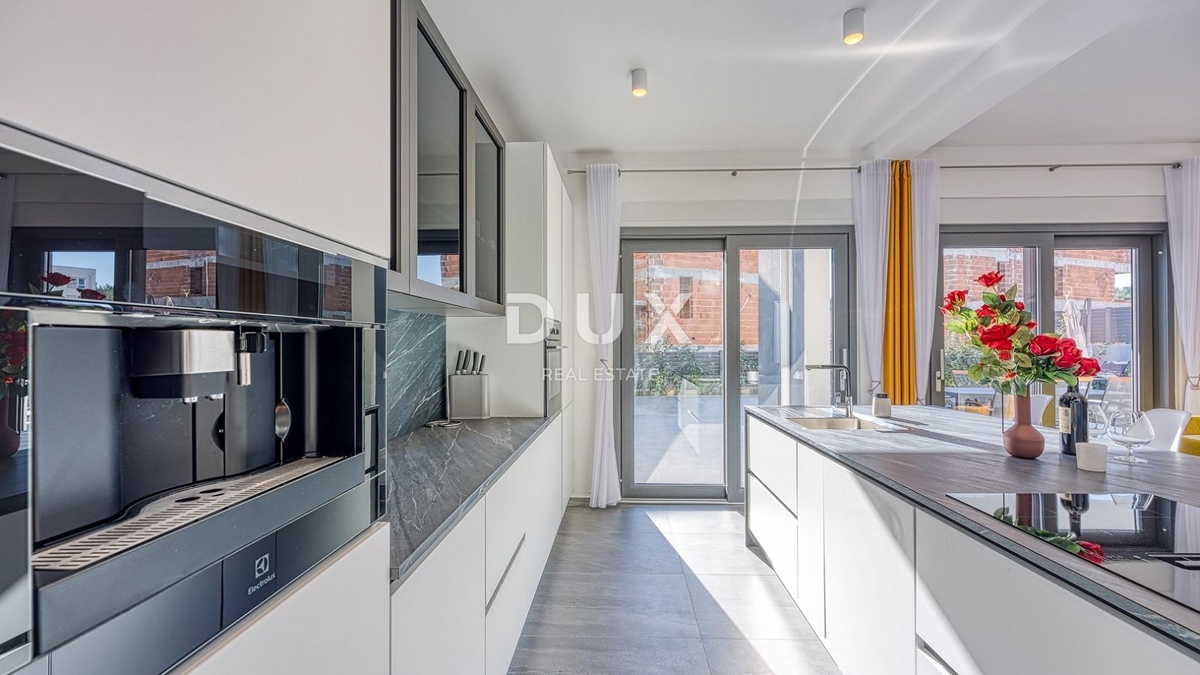ISTRA, POREČ - Luksuzna polpritlična hiša z bazenom, savno in jacuzzijem, 260m2