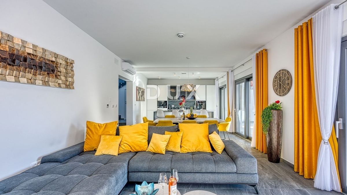 ISTRA, POREČ - Luksuzna polpritlična hiša z bazenom, savno in jacuzzijem, 260m2
