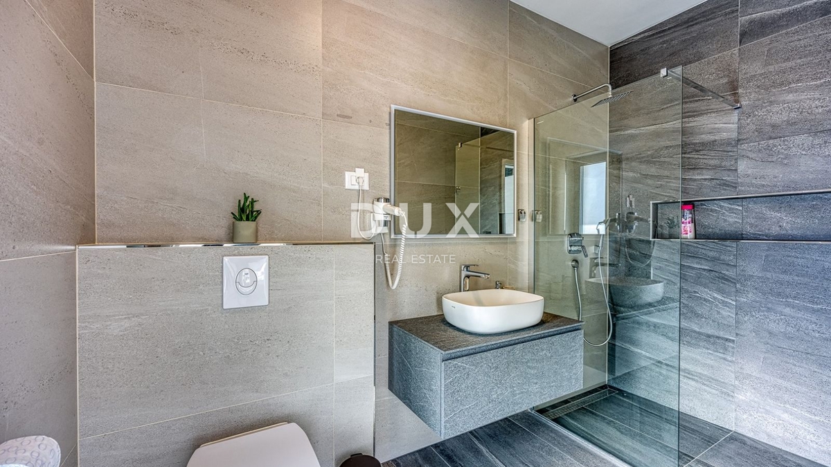 ISTRA, POREČ - Luksuzna polpritlična hiša z bazenom, savno in jacuzzijem, 260m2