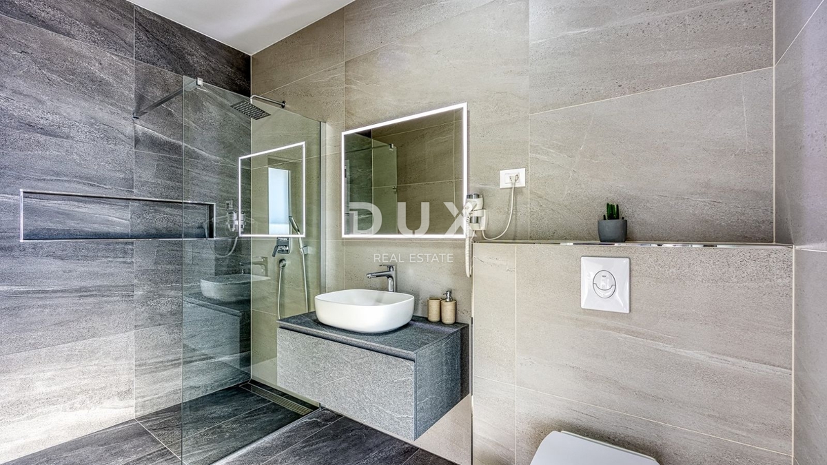 ISTRA, POREČ - Luksuzna polpritlična hiša z bazenom, savno in jacuzzijem, 260m2