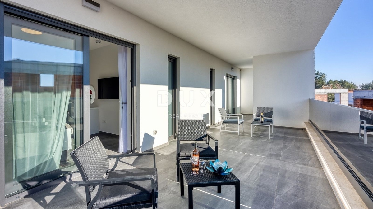 ISTRA, POREČ - Luksuzna polpritlična hiša z bazenom, savno in jacuzzijem, 260m2