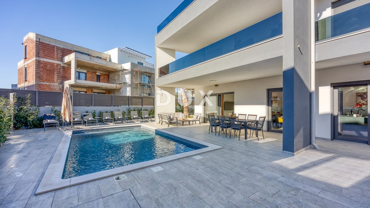 ISTRA, POREČ - Luksuzna polpritlična hiša z bazenom, savno in jacuzzijem, 260m2