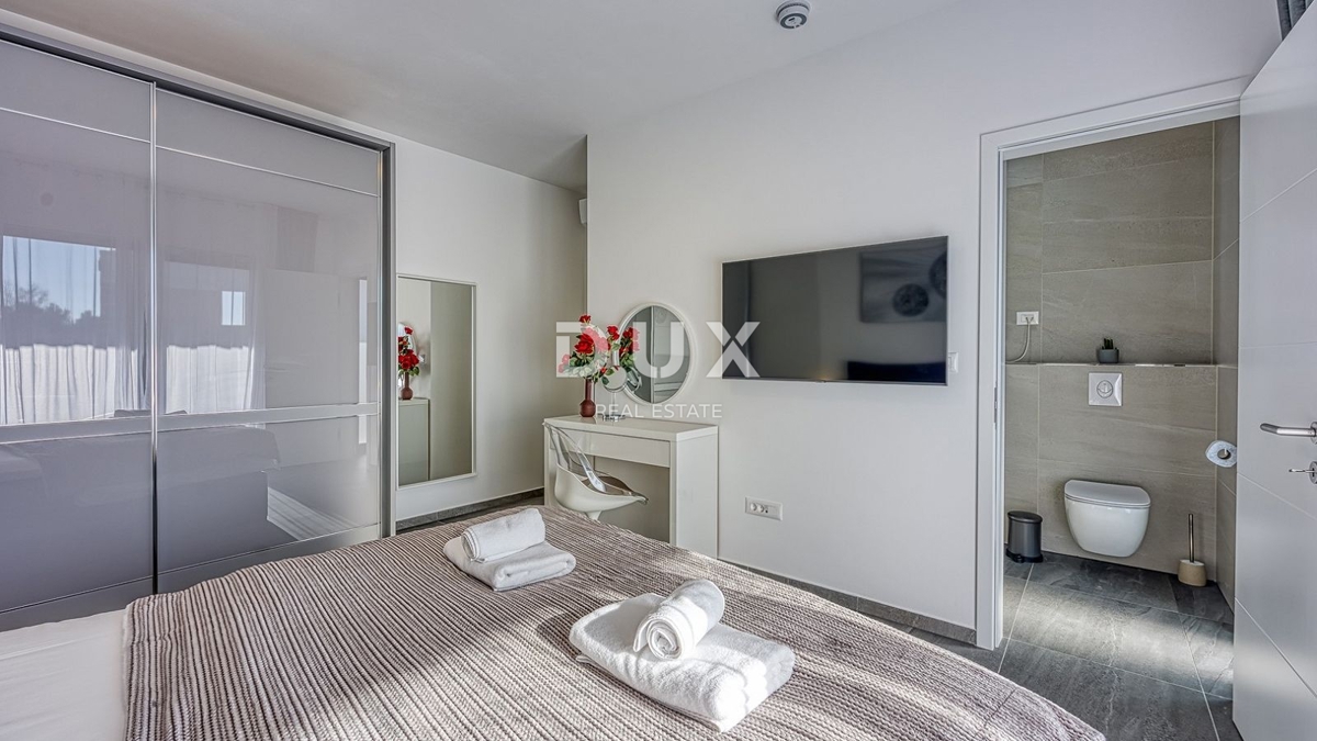 ISTRA, POREČ - Luksuzna polpritlična hiša z bazenom, savno in jacuzzijem, 260m2