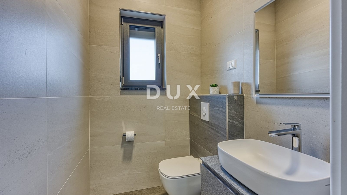 ISTRA, POREČ - Luksuzna polpritlična hiša z bazenom, savno in jacuzzijem, 260m2