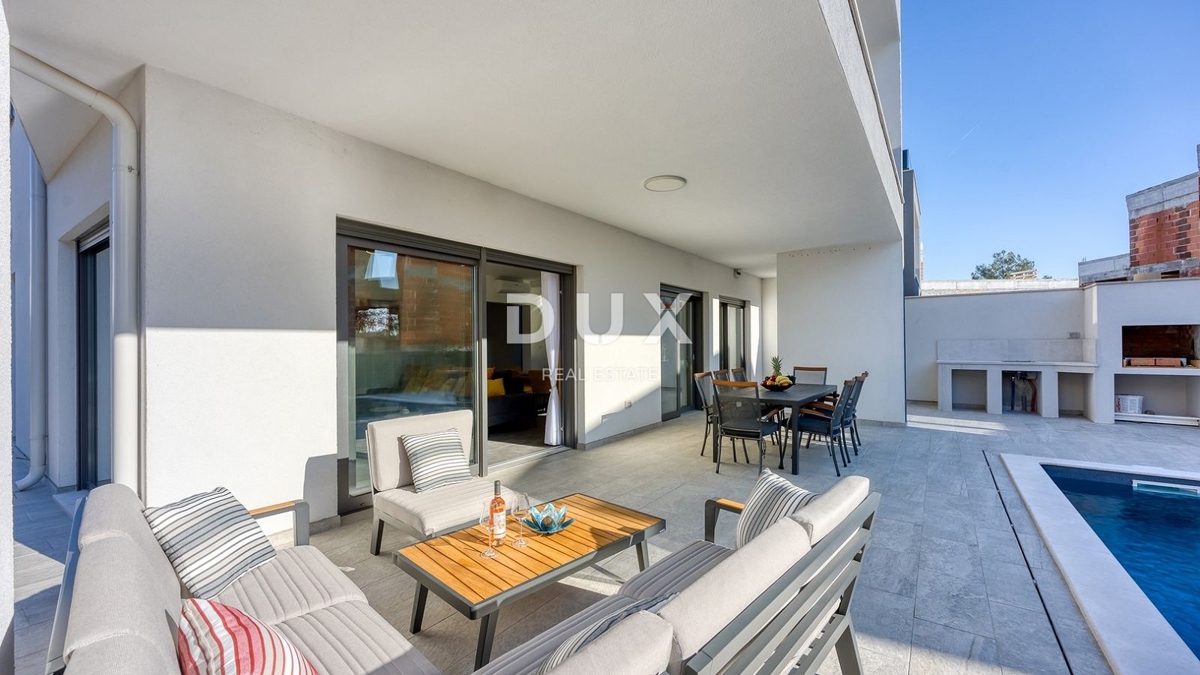 ISTRA, POREČ - Luksuzna polpritlična hiša z bazenom, savno in jacuzzijem, 260m2