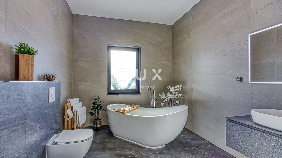 ISTRA, POREČ - Luksuzna polpritlična hiša z bazenom, savno in jacuzzijem, 260m2