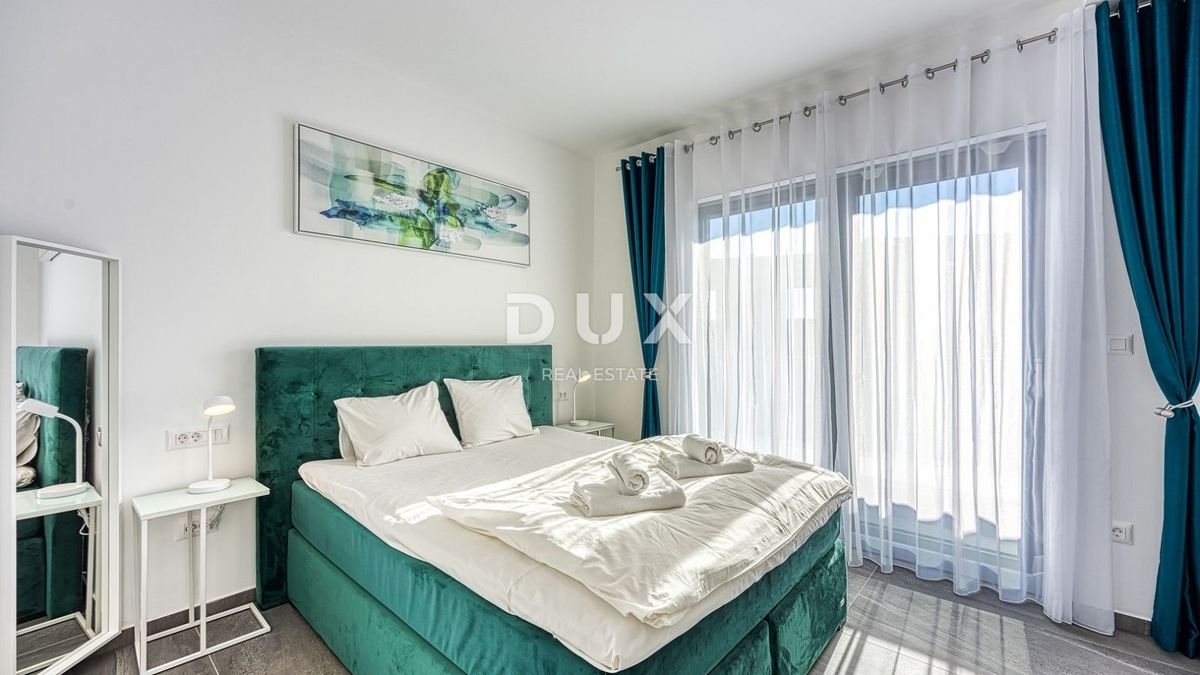 ISTRA, POREČ - Luksuzna polpritlična hiša z bazenom, savno in jacuzzijem, 260m2