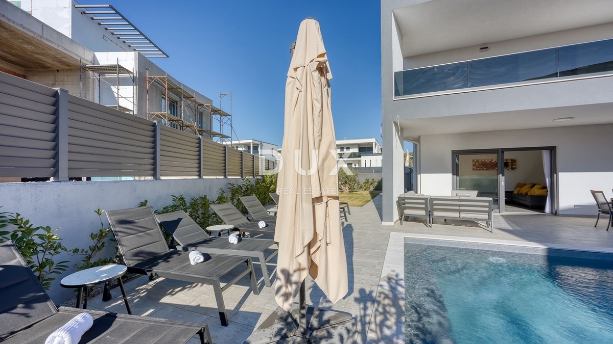 ISTRA, POREČ - Luksuzna polpritlična hiša z bazenom, savno in jacuzzijem, 260m2