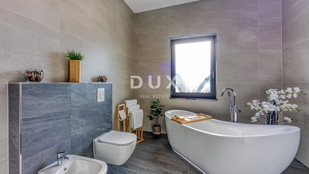 ISTRA, POREČ - Luksuzna polpritlična hiša z bazenom, savno in jacuzzijem, 260m2
