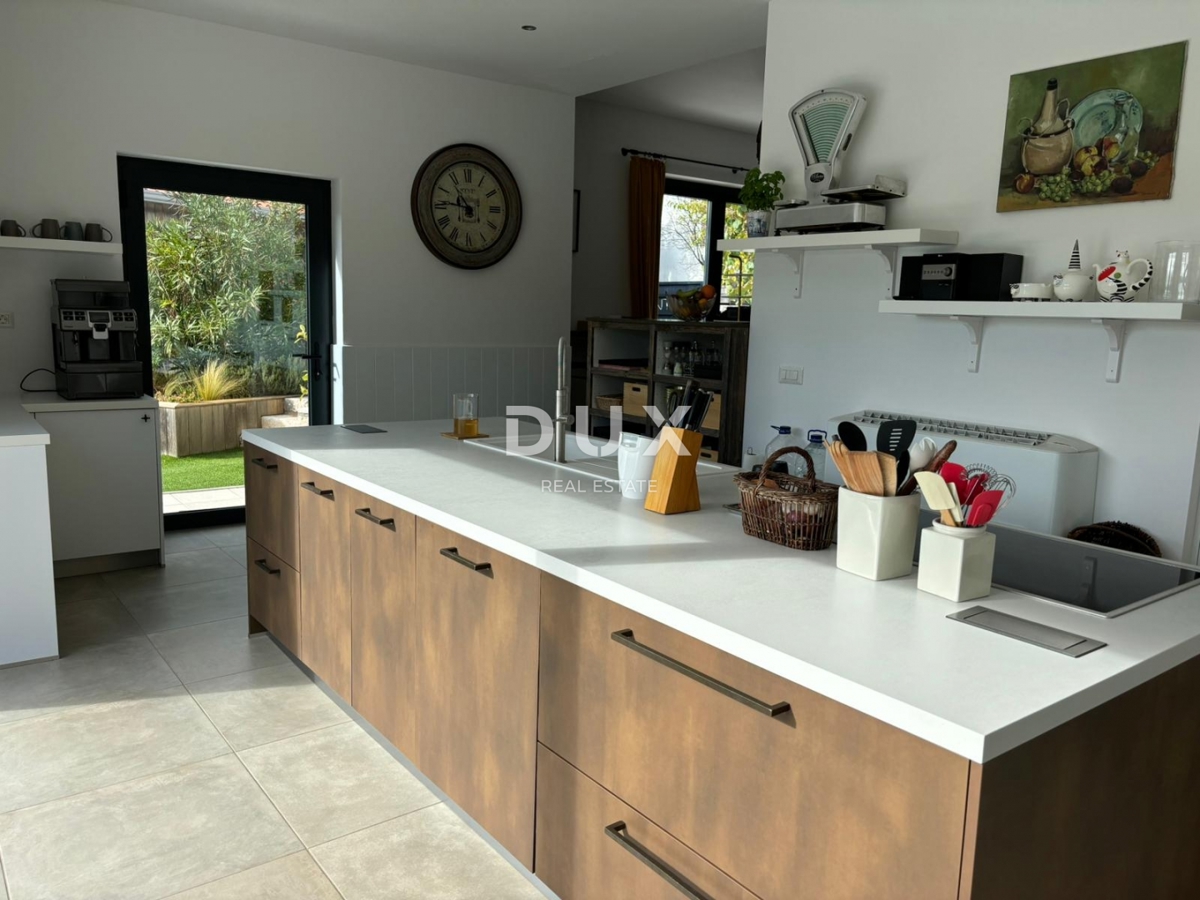 ISTRA, POREČ - Dve hiši z rustikalno moderno opremo z garažo in posebno ponudbo!