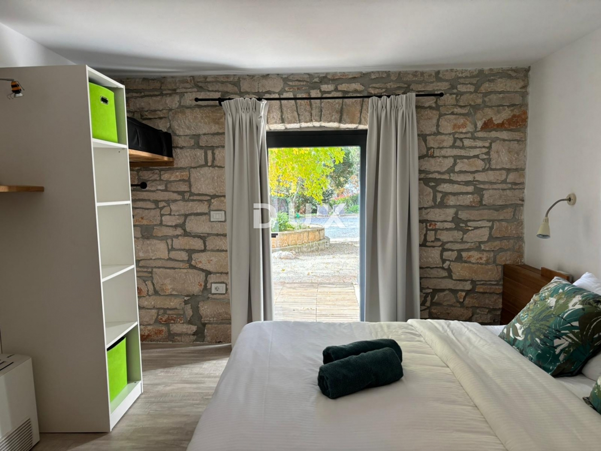 ISTRA, POREČ - Dve hiši z rustikalno moderno opremo z garažo in posebno ponudbo!