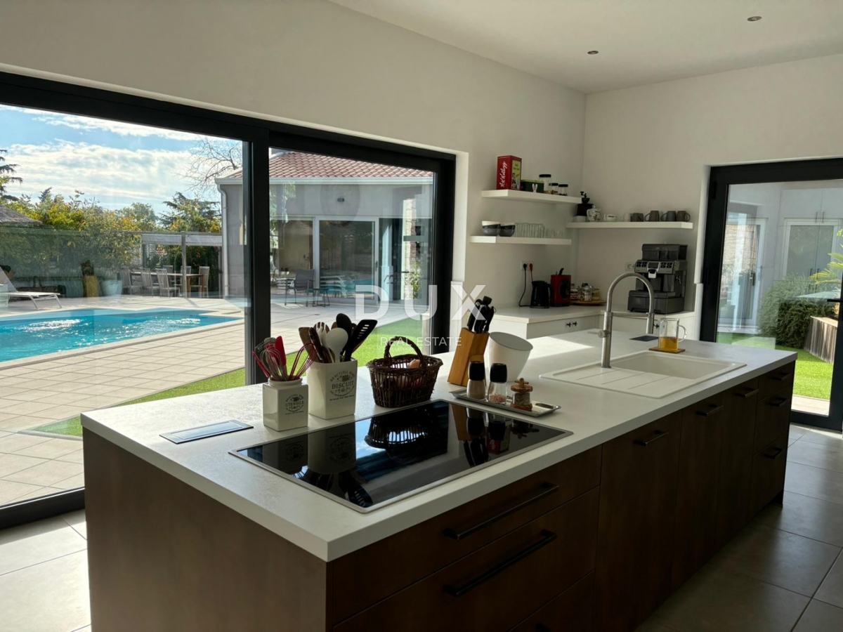 ISTRA, POREČ - Dve hiši z rustikalno moderno opremo z garažo in posebno ponudbo!