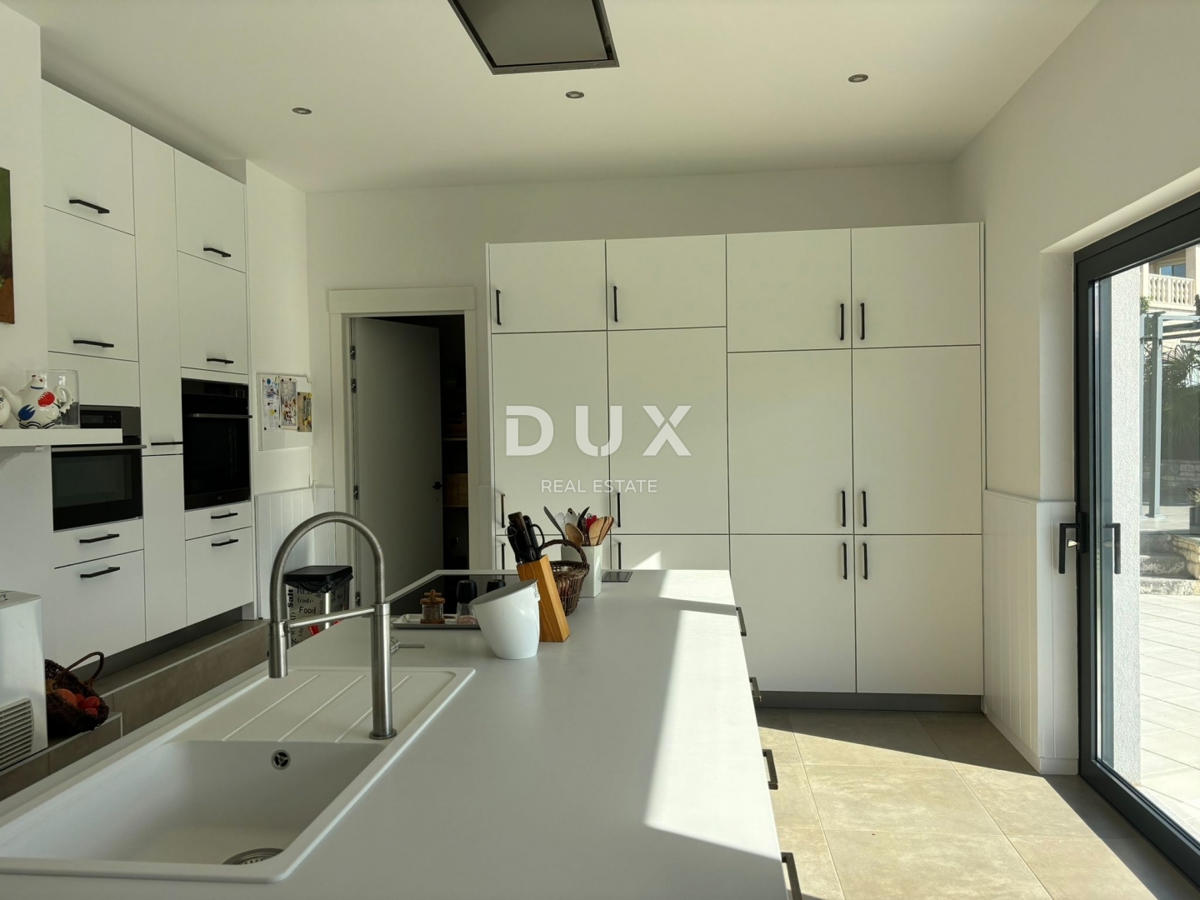 ISTRA, POREČ - Dve hiši z rustikalno moderno opremo z garažo in posebno ponudbo!