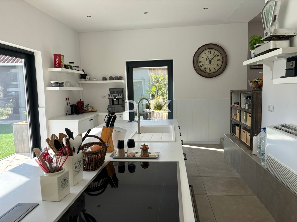 ISTRA, POREČ - Dve hiši z rustikalno moderno opremo z garažo in posebno ponudbo!