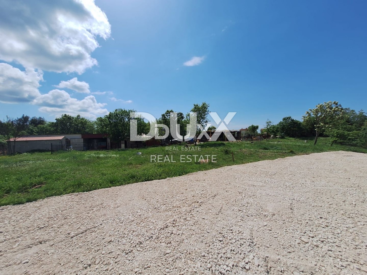 ISTRA, SVETVINČENAT – Privlačno zazidljivo zemljišče s projektom moderne hiše in bazena