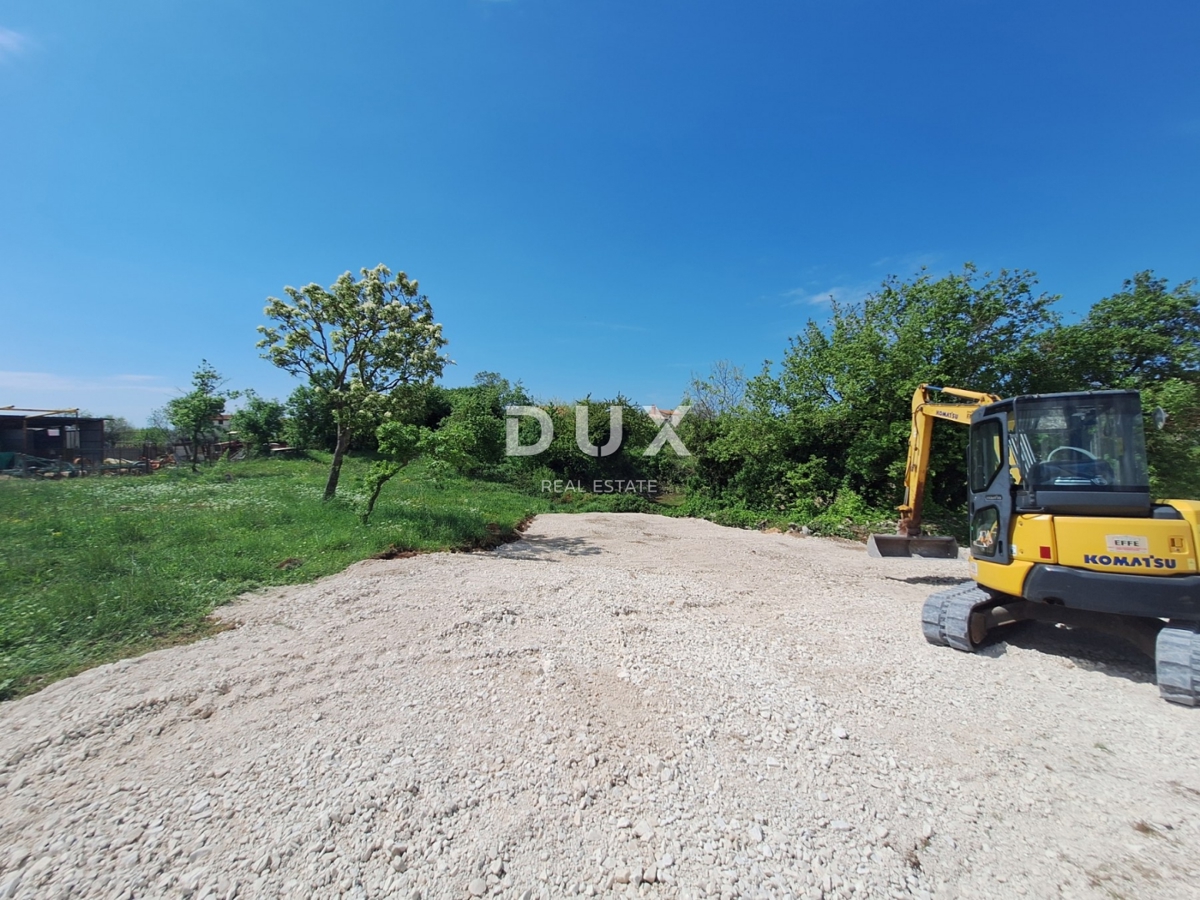 ISTRA, SVETVINČENAT – Privlačno zazidljivo zemljišče s projektom moderne hiše in bazena