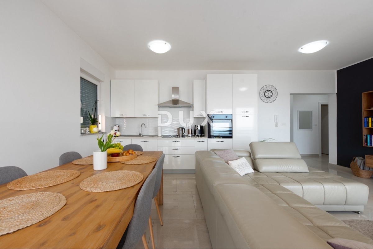 MATULJI - 3 spalnice + dnevna soba, RAZGLED, VRT, 2 parkirni mesti, 3 kopalnice!