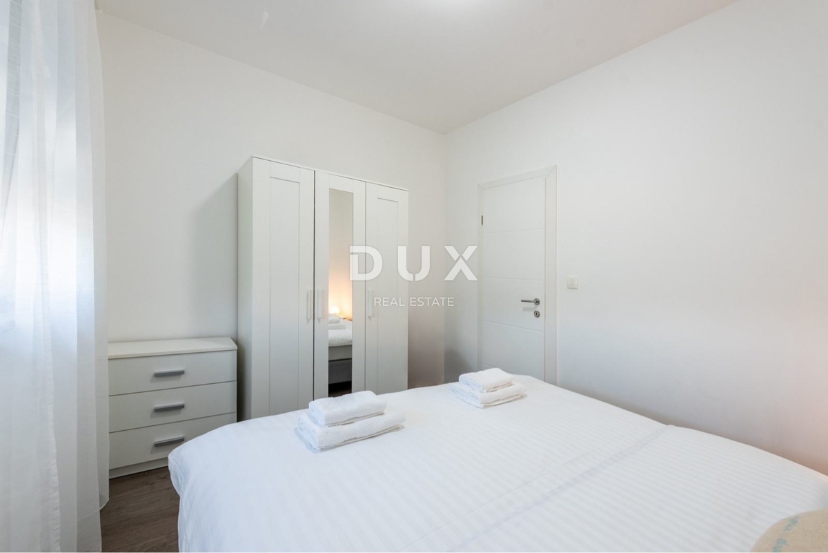 MATULJI - 3 spalnice + dnevna soba, RAZGLED, VRT, 2 parkirni mesti, 3 kopalnice!