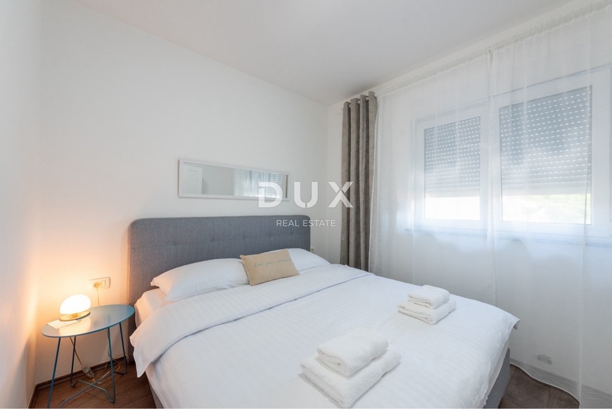 MATULJI - 3 spalnice + dnevna soba, RAZGLED, VRT, 2 parkirni mesti, 3 kopalnice!