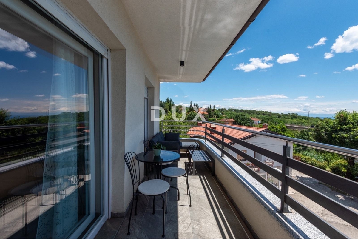 MATULJI - 3 spalnice + dnevna soba, RAZGLED, VRT, 2 parkirni mesti, 3 kopalnice!