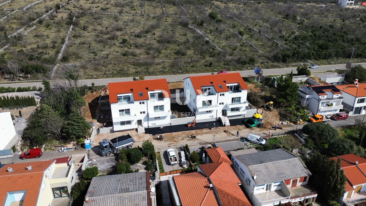 NOVI VINODOLSKI – 57 m² veliko stanovanje v ekskluzivnem letovišču, prva vrsta ob morju z zasebno plažo