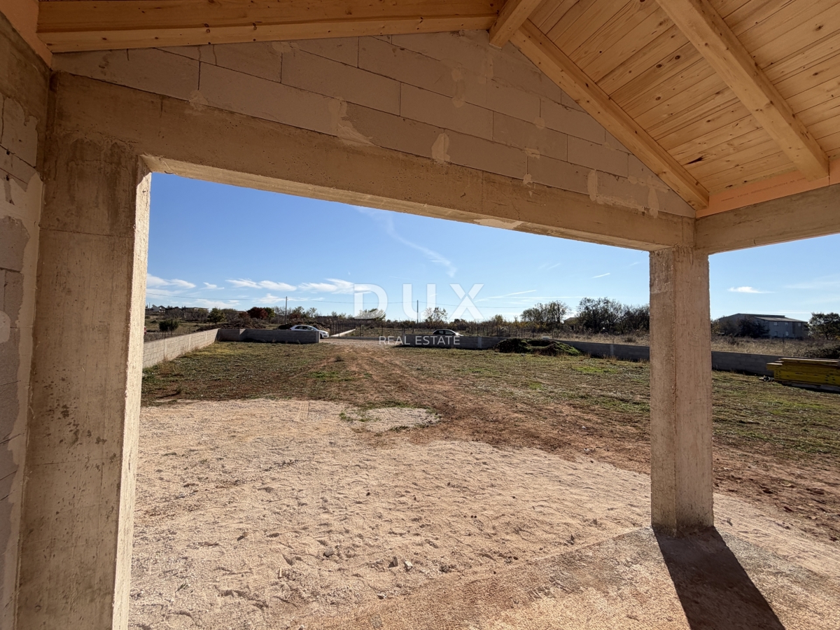 ZEMUNIK GORNJI - Zemljišče z gradnjo in gradbenim dovoljenjem!