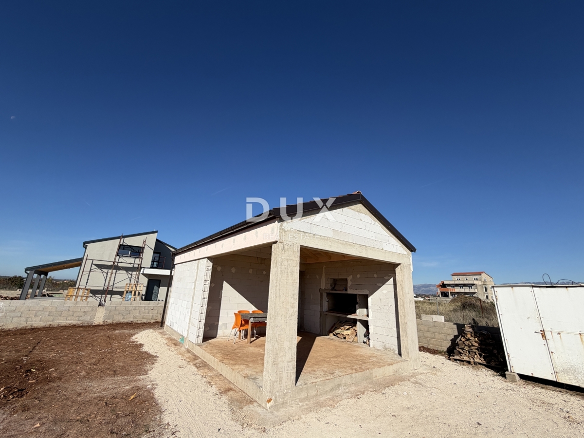 ZEMUNIK GORNJI - Zemljišče z gradnjo in gradbenim dovoljenjem!