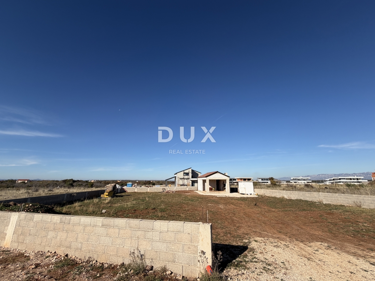 ZEMUNIK GORNJI - Zemljišče z gradnjo in gradbenim dovoljenjem!