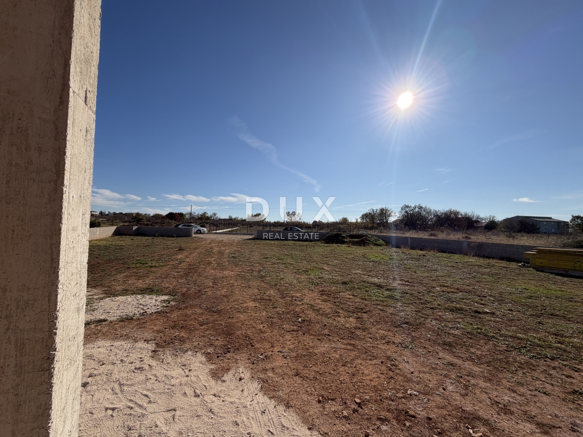 ZEMUNIK GORNJI - Zemljišče z gradnjo in gradbenim dovoljenjem!