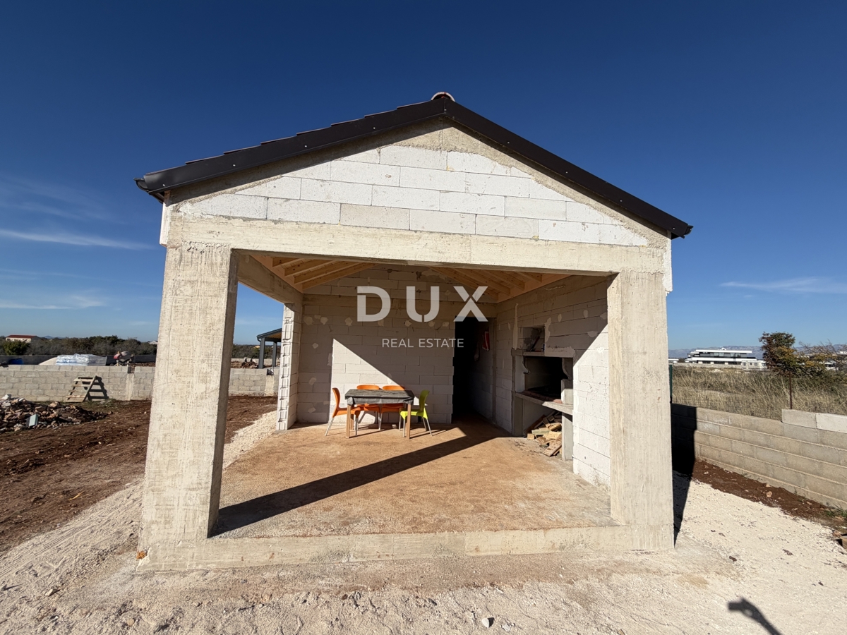 ZEMUNIK GORNJI - Zemljišče z gradnjo in gradbenim dovoljenjem!