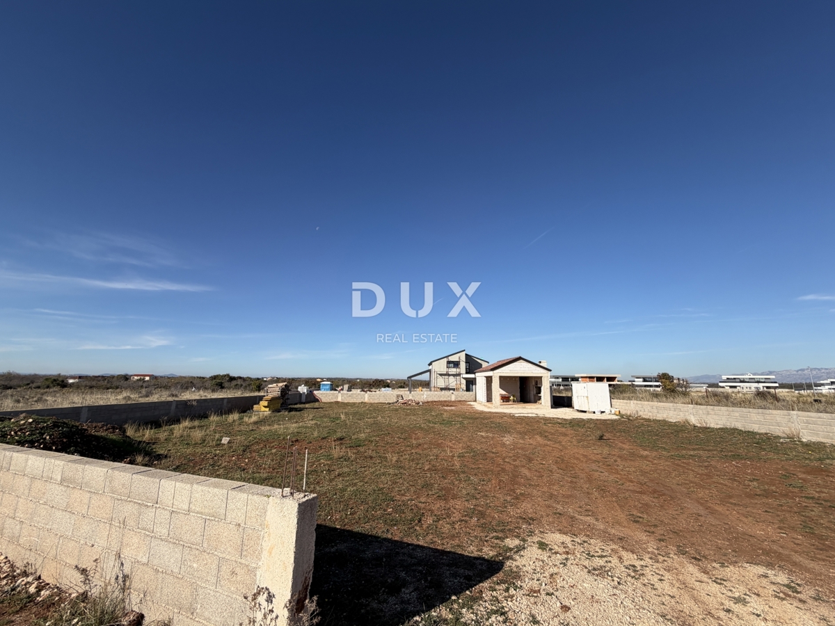 ZEMUNIK GORNJI - Zemljišče z gradnjo in gradbenim dovoljenjem!