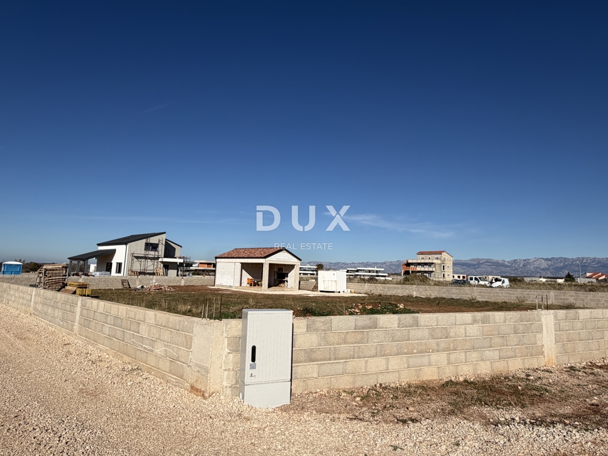 ZEMUNIK GORNJI - Zemljišče z gradnjo in gradbenim dovoljenjem!