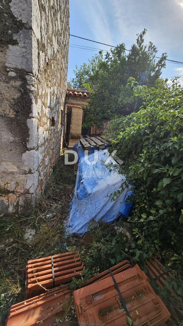 UGLJAN, LUKORAN - Kamnita hiša za obnovo