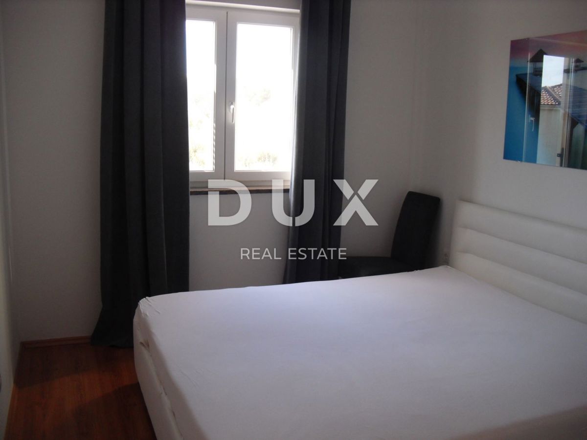 OTOK KRK, MESTO KRK - Apartma 2 spalnici + dnevna soba z vrtom 53 m2