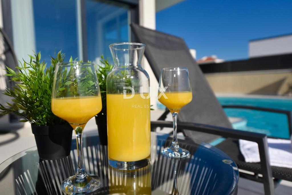 OTOK PAG, NOVALJA - Odlična naložba: luksuzna vila z bazenom in pogledom na morje