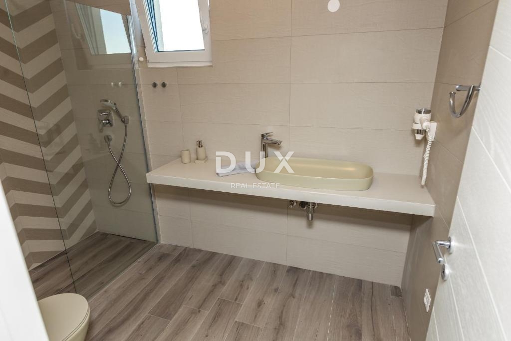 OTOK PAG, NOVALJA - Odlična naložba: luksuzna vila z bazenom in pogledom na morje