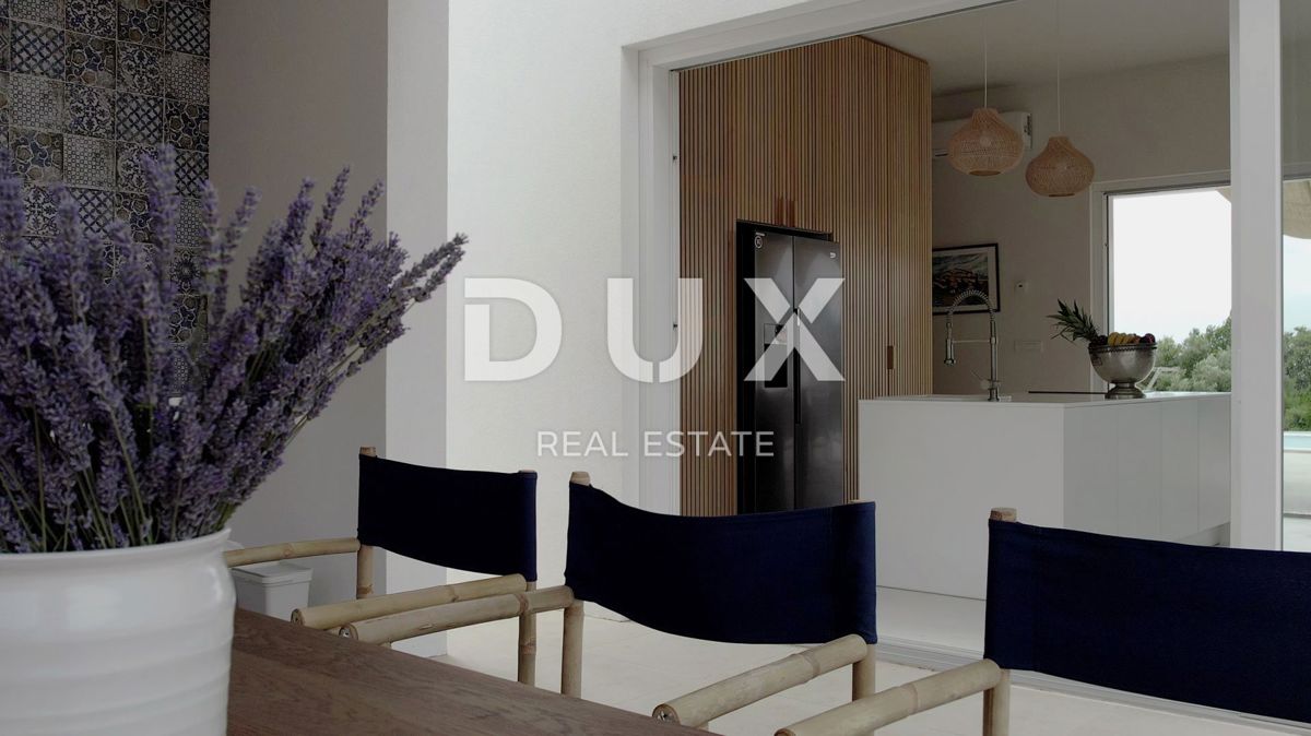 OTOK KRK, LINARDIĆI - Luksuzna moderna enonadstropna hiša z bazenom in pogledom na morje