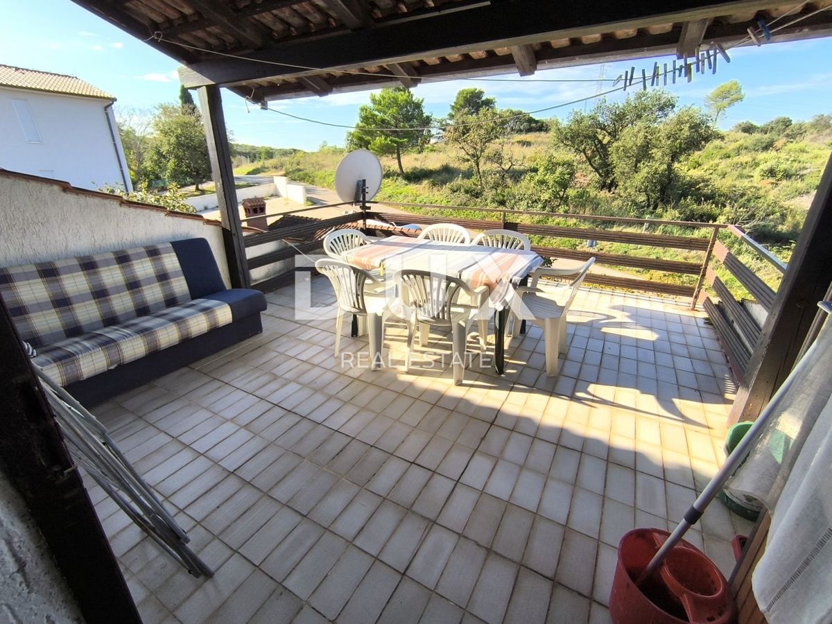 ISTRA, PULA - Dvostanovanjsko stanovanje z vrtom in garažo v bližini plaže