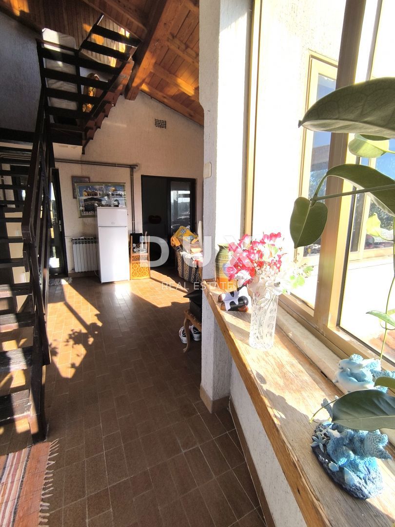 ISTRA, PULA - Dvostanovanjsko stanovanje z vrtom in garažo v bližini plaže