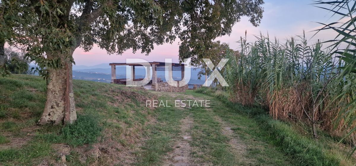 ISTRA, MOTOVUN - Veliko posestvo 170.000 m2, najlepši razgled v Istri - jezero Butoniga, Učka, Ćićarija, Motovun in Motovunski gozd tartufov!