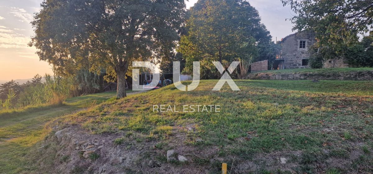 ISTRA, MOTOVUN - Veliko posestvo 170.000 m2, najlepši razgled v Istri - jezero Butoniga, Učka, Ćićarija, Motovun in Motovunski gozd tartufov!