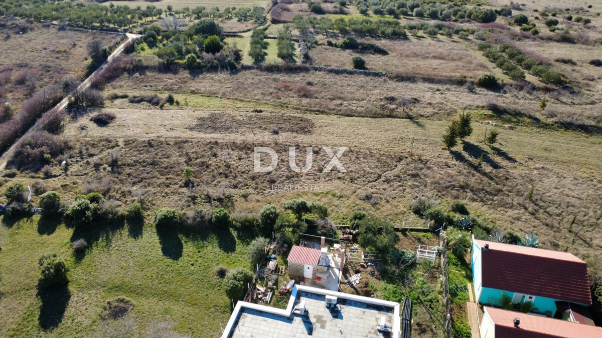 ZADAR, CRNO - Parcela 900 m² v gradbeni coni!