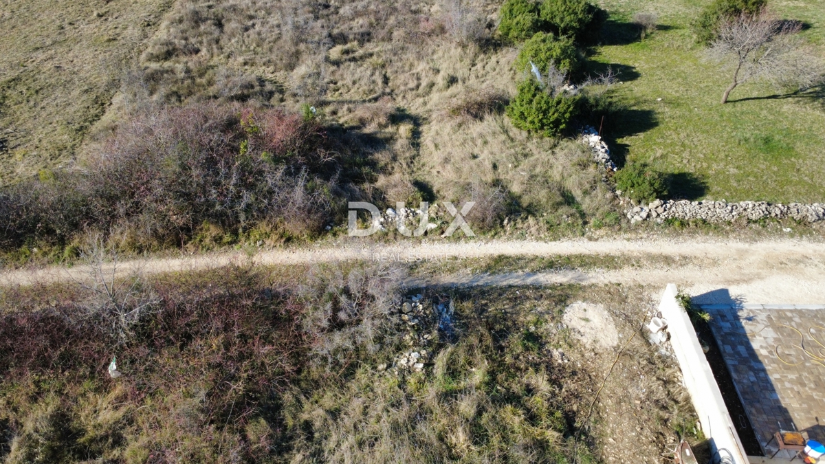 ZADAR, CRNO - Parcela 900 m² v gradbeni coni!