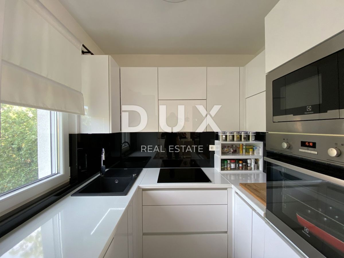 RIJEKA, GORNJI ZAMET - Moderno stanovanje s 3 spalnicami in dnevno sobo, 2 parkirnima mestoma in pogledom na morje